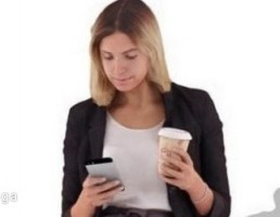 کاراکتر زن ایستاده با نوشیدنی در حال کار با تلفن