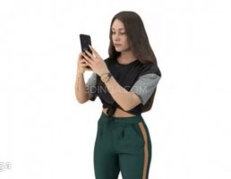 پرسوناژ کاراکتر زن جوان ایستاده با گوشی
