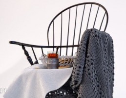 صندلی چوبی + فنجان قهوه + کیک