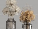 گل های خشک در گلدان شیشه ای