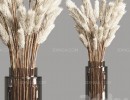گل های خشک در گلدان شیشه ای