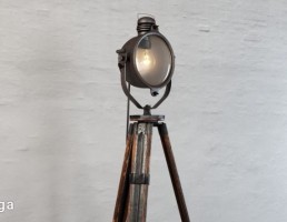 چراغ ایستاده مدرن