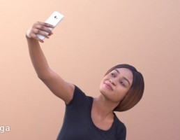 کاراکتر زن درحال سلفی گرفتن