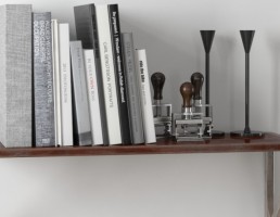 کتاب و وسایل دکوری